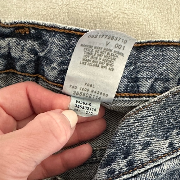 Levi 550 Frayed Hem Shorts - Picture 5 of 8